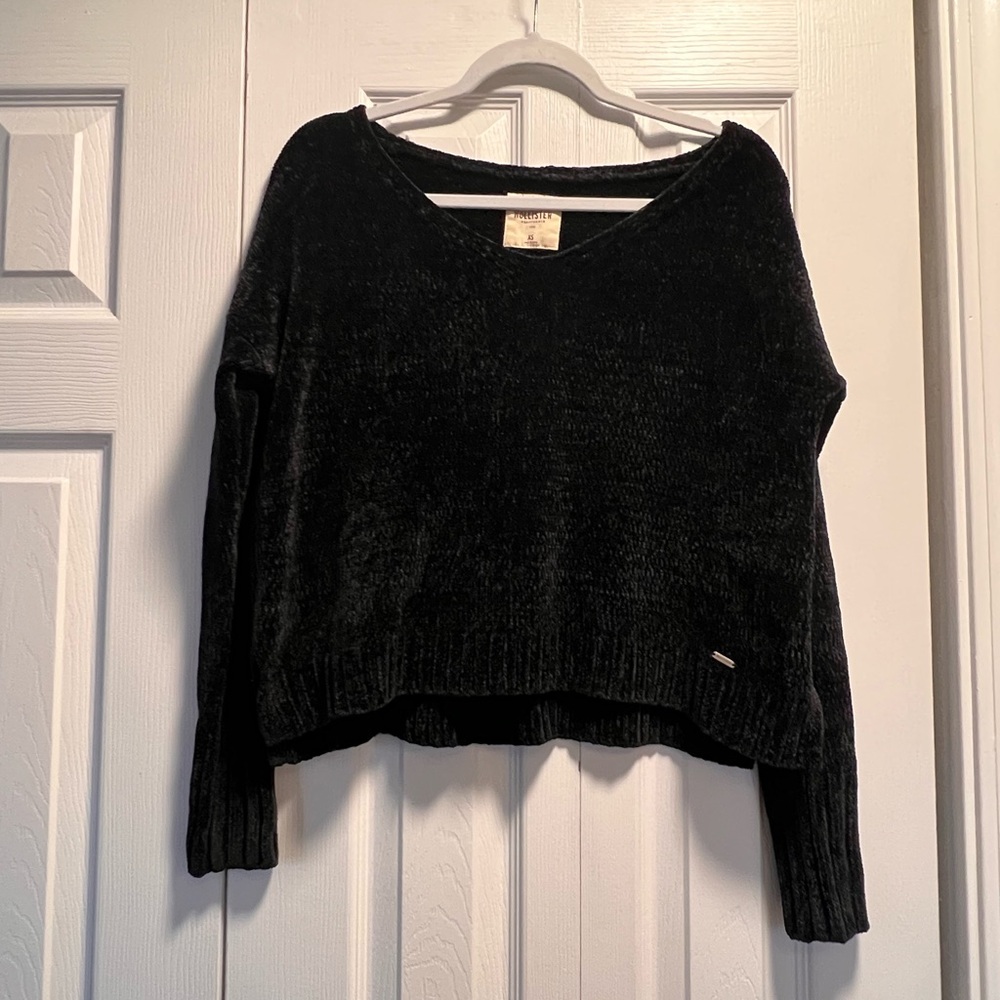Hollister black sweater 
Size x-small
Used in excellent condition 
No returns